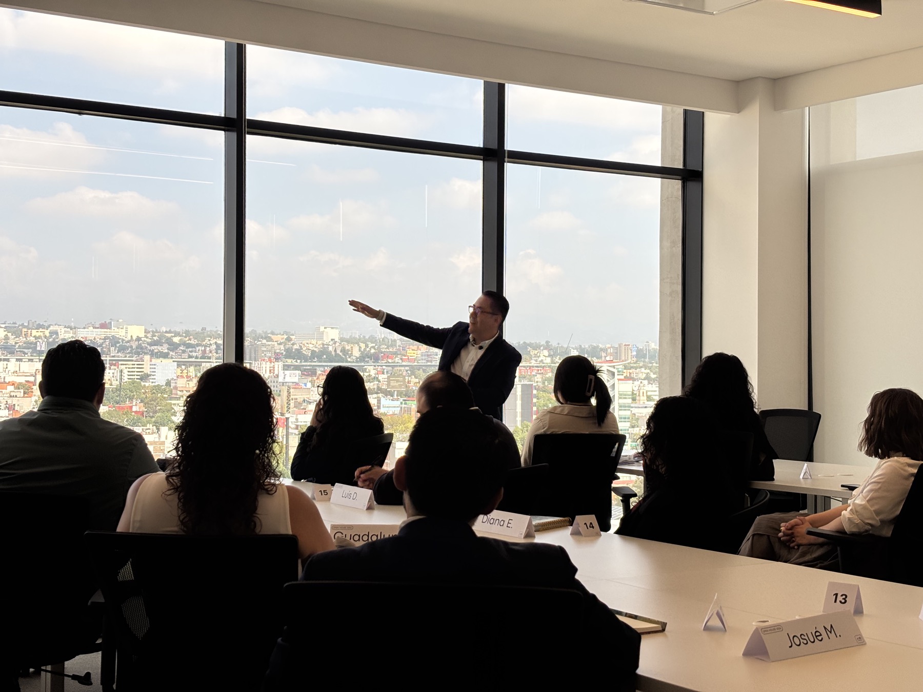 Jovani Arzate impartiendo un workshop